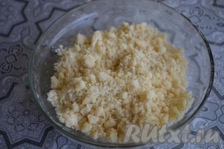 Для приготовления штрейзеля в миску кладём охлажденное сливочное масло, сахар, муку и растираем руками в воздушную, лёгкую крошку. Штрейзель тоже убираем в холодильник.