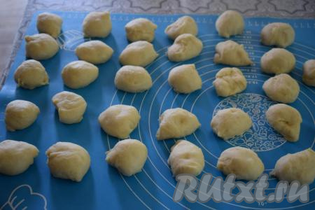 Слегка обминаем тесто и делим его на 30 равных комочков.