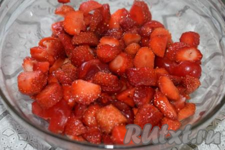 Пока подходит дрожжевое тесто, приготовим клубничную начинку и штрейзель для булочек. Для начинки промоем клубнику под холодной водой и удалим плодоножки. Нарежем клубнику на кусочки, я добавила к начинке несколько ягод вишни&nbsp;для кислинки, но это совсем необязательно. Уберём ягоды в холодильник, пока они нам не понадобятся.&nbsp;Сахар к ягодам пока не добавляем, чтобы клубника не пустила много сока.
