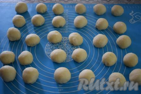 Комочки теста округляем, выкатывая тесто рукой о поверхность стола.