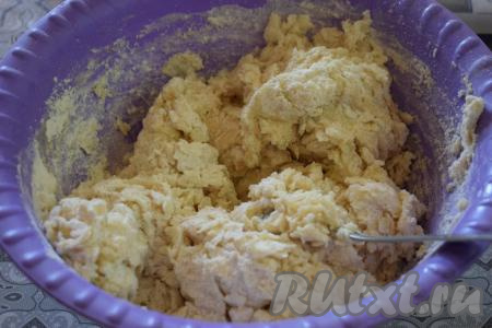 Начинаем замешивать тесто сначала при помощи ложки, а затем месим тесто руками в течение 8-10 минут.