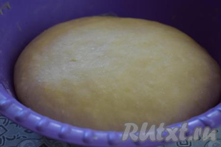 По прошествии 1,5 часов тесто увеличится в объёме в несколько раз. Вынимаем его из&nbsp;миски и перекладываем на разделочный стол.