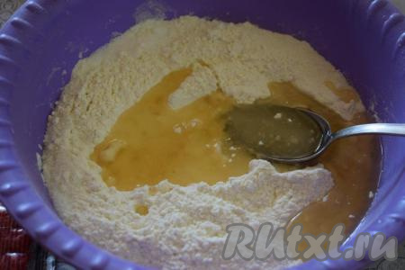 Вливаем в миску растительное масло.