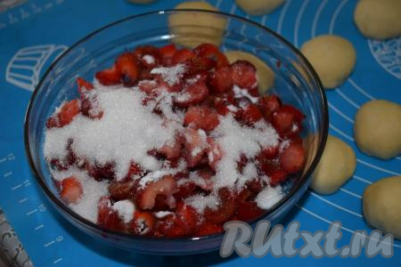 Достаём клубнику, добавляем в неё сахар и&nbsp;крахмал,&nbsp;перемешиваем и начинка для булочек готова.