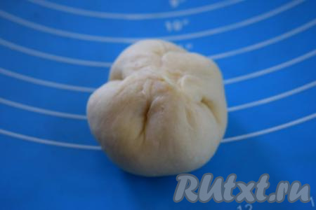 Формируем булочку, защипывая тесто узелком над начинкой.