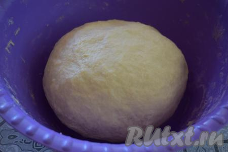 Тесто легко вымешивается, не липнет к рукам и столу, по консистенции получается лёгким, пластичным и мягким. Накрываем миску с тестом плёнкой и оставляем в тёплом месте на 1-1,5 часа.