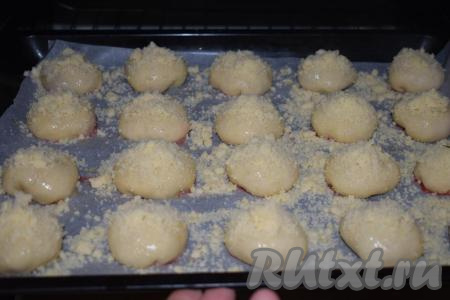 С помощью кулинарной кисти смазываем булочки яйцом, взбитым вилкой. Достаём из холодильника штрейзель и посыпаем им булочки с клубникой. Отправляем дрожжевую выпечку&nbsp;в разогретую духовку и выпекаем при температуре 180 градусов,&nbsp;примерно, 35-40 минут.