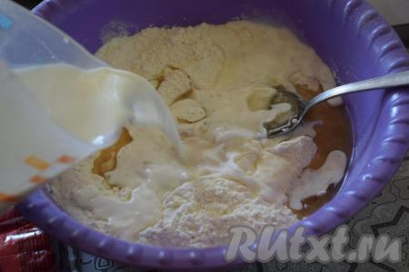 Добавляем к тесту тёплое молоко (температура молока около&nbsp;40 градусов).