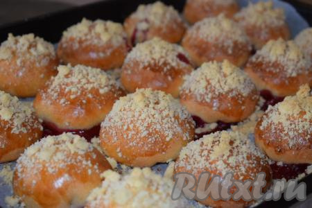 Готовые булочки достаём из духовки и даём им остыть, накрыв сверху&nbsp;полотенцем.