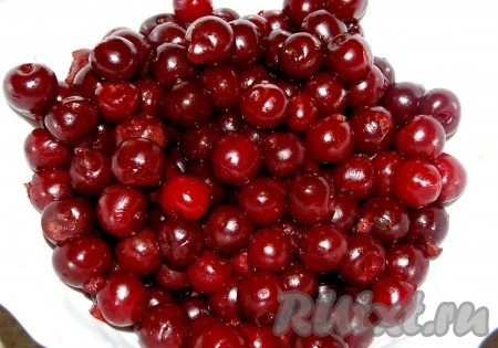 Уже через час у меня был 1 килограмм ягод без косточек.