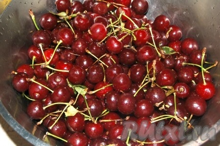 Вишню отделить от веточек, выложить в дуршлаг, промыть проточной водой. Затем ягоды немного обсушить.