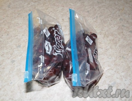 Вишню, очищенную от косточек, можно разложить по пластиковым контейнерам и закрыть крышками. Можно разложить по небольшим целлофановым пакетам, аккуратно завязать. Я разложила по пакетикам для заморозки на застежках и застегнула пакеты.