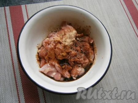 Любые части мяса курицы (без кости) нарезать на небольшие кусочки, добавить приправу для курицы, чёрный и красный молотые перцы, молотый сушёный имбирь и немного сахара, влить лимонный сок и соевый соус, перемешать и оставить мариноваться на 1 час. 