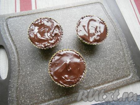 Сверху покрыть всё оставшимся растопленным шоколадом.