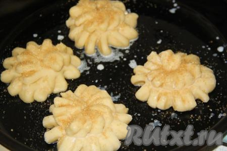 Смазать булочки водой (или молоком) и присыпать сахаром (я использовала коричневый сахар, можно посыпать белым).