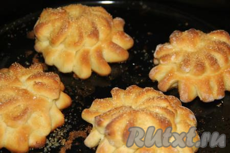 Выпекать булочки "Хризантемы" в разогретой духовке минут 35 при температуре 200 градусов.