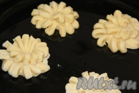 Противень смазать маслом&nbsp; (или выстелить пергаментом), выложить булочки на противень на некотором расстоянии друг от друга и оставить на 30-45 минут для расстойки.