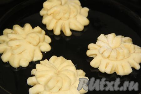 Булочки в результате расстойки увеличатся в объёме.