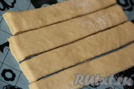 Готовое тесто раскатать в пласт толщиной, примерно, 0,5-0,7 см. Нарезать тесто на полоски шириной, примерно, 2 см (получится 10-12 полосок).