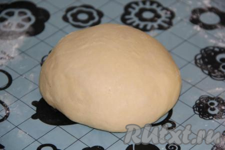 Для замешивания теста соединить муку и дрожжи, перемешать. Затем в глубокой миске соединить слегка подогретый кефир, яйцо, растопленное не горячее сливочное масло, сахар и соль, перемешать, всыпать смесь муки и дрожжей, замесить нежное, мягкое тесто и оставить его для подхода на 1 час под полотенцем. Тесто за это время поднимется, увеличившись раза в 2-3 в объёме. Затем выложить дрожжевое тесто на силиконовый коврик и обмять.