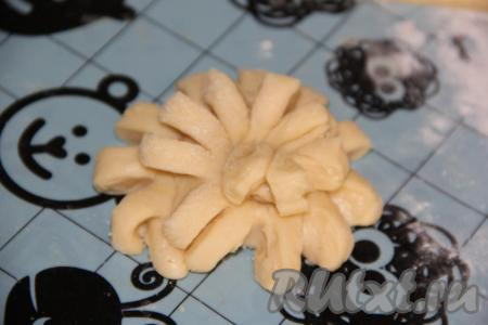 Свернуть полоску в улитку, как на фото. Вот такая хризантема получилась. Таким образом сформировать все булочки (обычно их получается 10-12 штук).