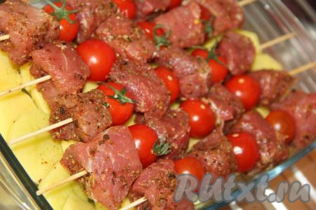 Выложить шпажки со свининой на бортик формы (мясо не лежит на картошке), если будете делать шашлык без картофеля, то мясо не должно&nbsp;касаться дна формы или противня (!).