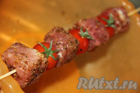 Деревянные шпажки предварительно замочить в воде на 20 минут. Мясо нанизать на подготовленные шпажки. Если есть помидоры черри, то&nbsp;можно чередовать&nbsp;мясо с помидорами. 
