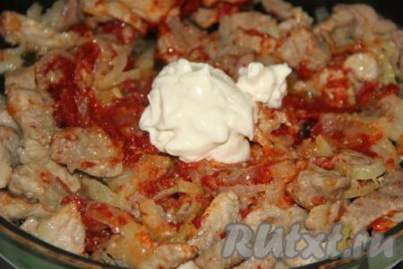 Затем к свинине и томатной пасте добавить сметану, перемешать.