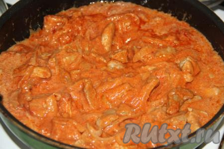 Дать гуляшу из свинины со сметаной и томатной пастой закипеть, убавить огонь до минимума и томить под крышкой 20 минут.