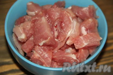 Мякоть свинины нарезать на кусочки (или длинные полоски).