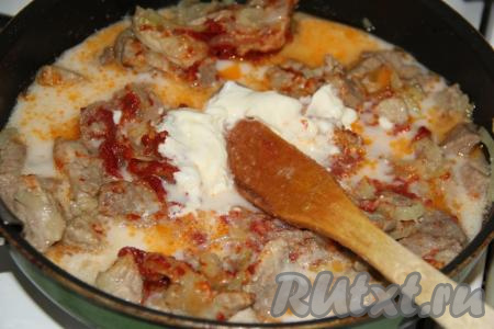 Влить постепенно 150-200 мл горячей воды, непрерывно перемешивая, затем всыпать соль и специи по вкусу. У меня любят не густой гуляш, поэтому я обычно добавляю 200 мл воды.