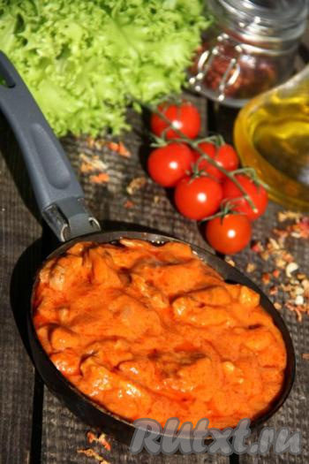 Гуляш, приготовленный из свинины по этому рецепту, получается ярким, аппетитным и очень вкусным. Сочные кусочки свинины просто тают во рту. Подаём блюдо с гарниром, дополнив замечательным соусом из сметаны и томатной пасты, который образовался в процессе тушения мяса.