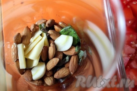 Для песто соедините в стакане блендера базилик, оливковое масло, сыр, чеснок и миндаль.