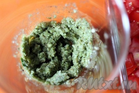 Измельчите ингредиенты в однородную массу.