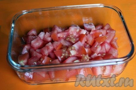 Помидоры нарежьте кубиками и уложите одним слоем в салатник.