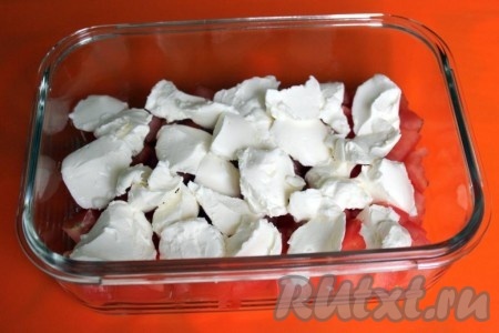 Помидорный слой укройте творожным сыром, выкладывая его ложечкой равномерно порциями.