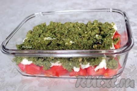 Осталось выложить слой песто.