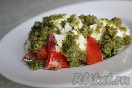 Интересный и вкусный салат с помидорами и песто готов.
