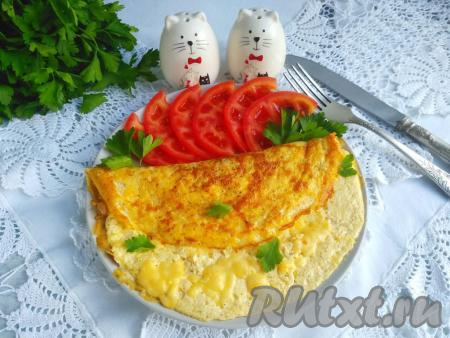 Разнообразить омлет можно добавками из ветчины, грибов или зелени и каждый раз вы будете получать новый вкус омлета по одному и тому же рецепту.