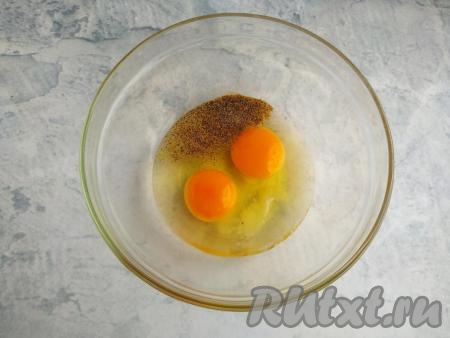 В миску вбить яйца, посолить их и поперчить.