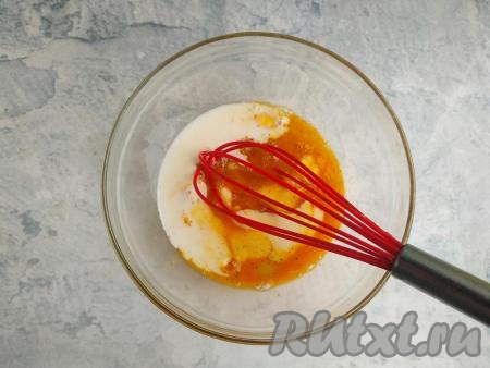 К яйцам с солью влить сливки (или молоко) и с помощью венчика перемешать массу до однородности.