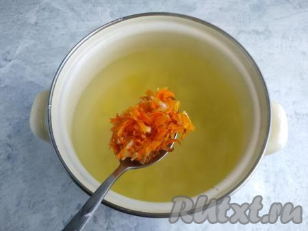 Когда рис сварится до полуготовности, выложить в кастрюлю обжаренные овощи, дать закипеть супу, а затем готовить 10 минут на тихом огне.