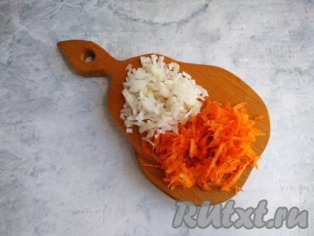 Морковь и лук почистить. На разогретом растительном масле обжарить на среднем огне морковку, натёртую на крупной тёрке, и мелко нарезанный лук, иногда перемешивая, до лёгкого золотистого цвета.