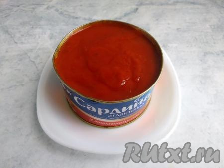 По прошествии 10 минут открыть банку с "Сардинами в томатном соусе", выложить рыбу и соус в кастрюлю с супом.