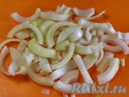 Лук чистим и нарезаем полукольцами, не очень тонко.