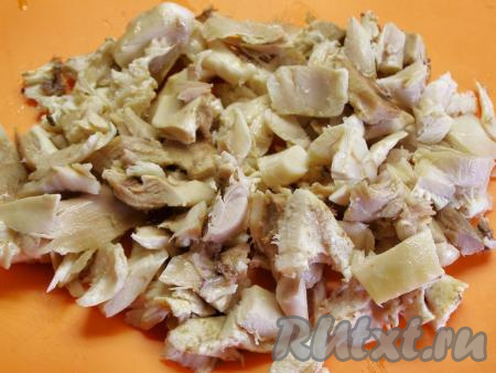 Остывшую курицу нарезаем кусочками. Необязательно использовать всю курицу целиком, можно взять только ножки или грудку, а оставшееся куриное мясо использовать для приготовления другого блюда, например, салата.