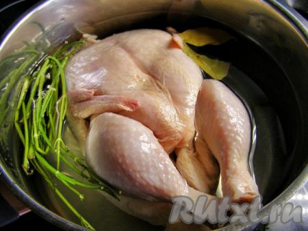 Сначала сварим курицу. Промываем тушку в холодной воде, кладём в глубокую кастрюлю и заливаем холодной водой. Доводим на сильном огне до кипения. Как только вода закипит, вынимаем курочку, воду сливаем, курицу и кастрюлю моем в тёплой воде. Снова кладём курицу в кастрюлю, заливаем, примерно, 4-5 литрами воды (курица должна плавать в воде), добавляем соль, 1-2 лавровых листа и веточки укропа без зелени. Доводим до кипения ещё раз, периодически снимая накипь. Когда закипит, убавляем огонь до среднего и варим под закрытой крышкой 30-50 минут. Время варки зависит от величины курочки - чем она меньше, тем быстрее сварится. Чтобы проверить готовность курицы, проткнём её ножом - если вытекает прозрачный сок, значит куриное мясо готово. Достаём курицу из бульона и оставляем остывать, бульон процеживаем через 2 слоя марли.