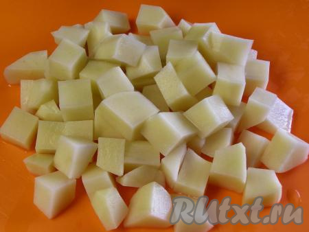 Очищенный картофель нарезаем на кубики и кладём в холодную воду, чтобы избавиться от лишнего крахмала.