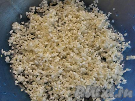 Рис, при необходимости, перебираем, а затем промываем несколько раз, пока вода не станет прозрачной.