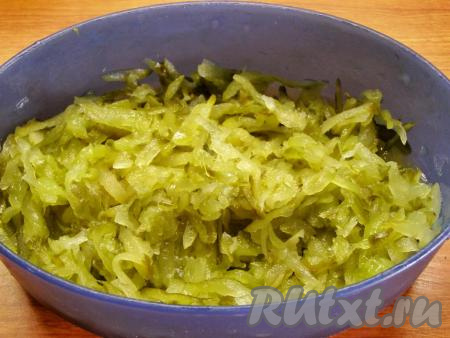 Огурцы (маринованные или солёные) натираем на крупной тёрке.